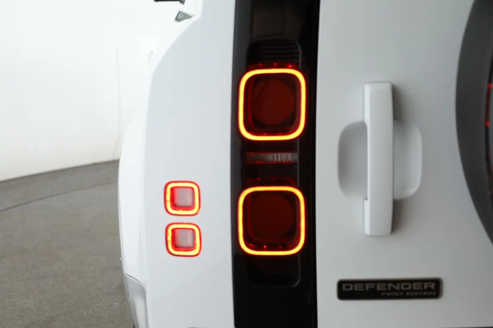 Defender 130 D300 AWD First Edition