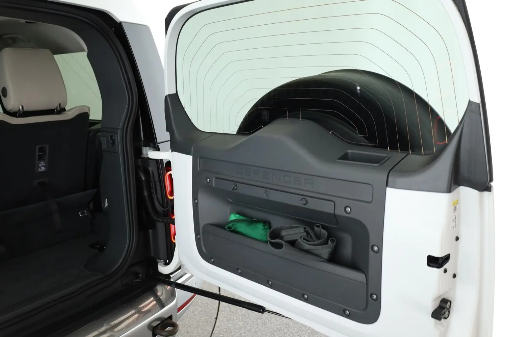 Defender 130 D300 AWD First Edition