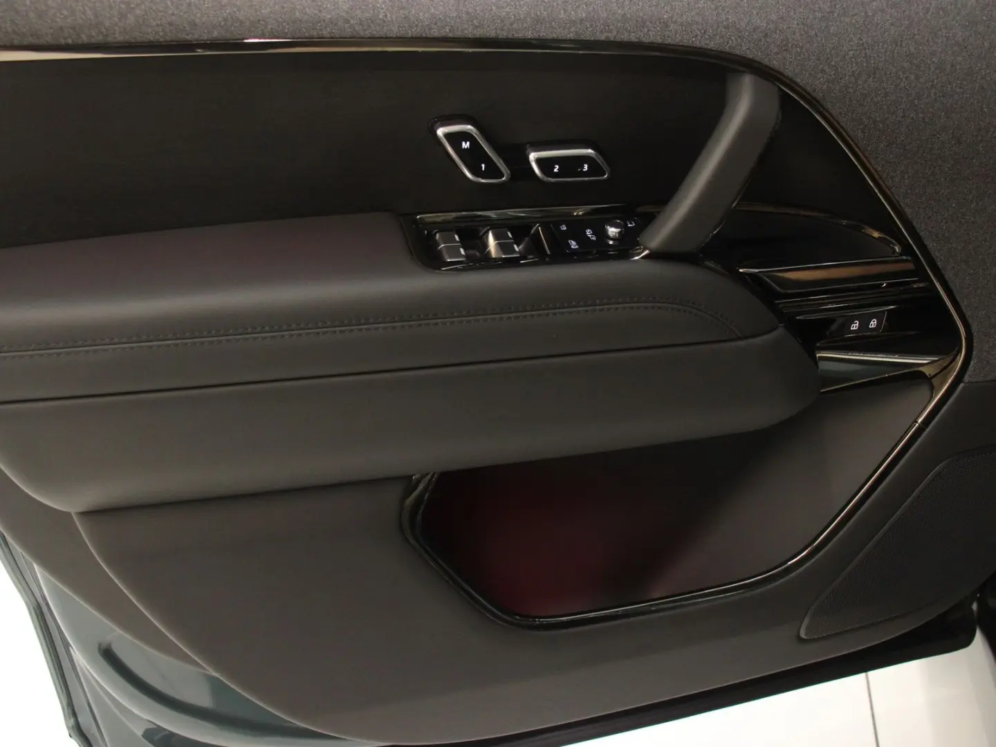 Range Rover Sport P550e Hybrid Autobiography