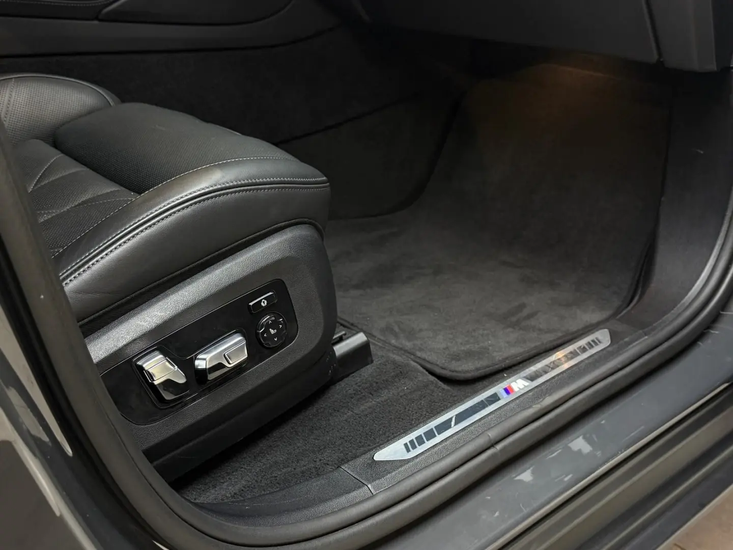 XM M Driver´s H&K Soft-Close Massage