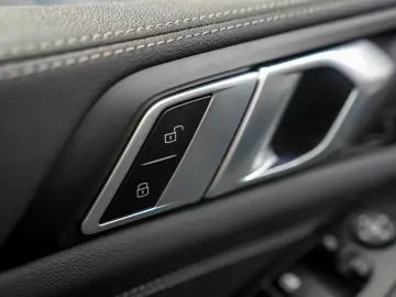 X5 xDrive 40 d xLine AHK PANO LED B&W SOUND 1.HD