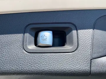 GLC 300 e 19 Night AHK Leder Kamera LED DAB Navi