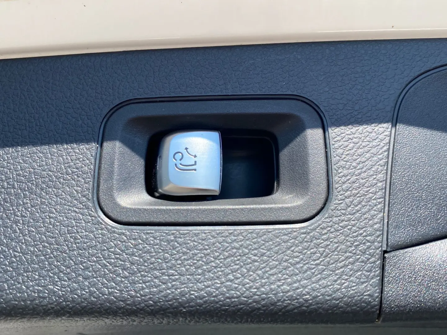 GLC 300 e 19 Night AHK Leder Kamera LED DAB Navi