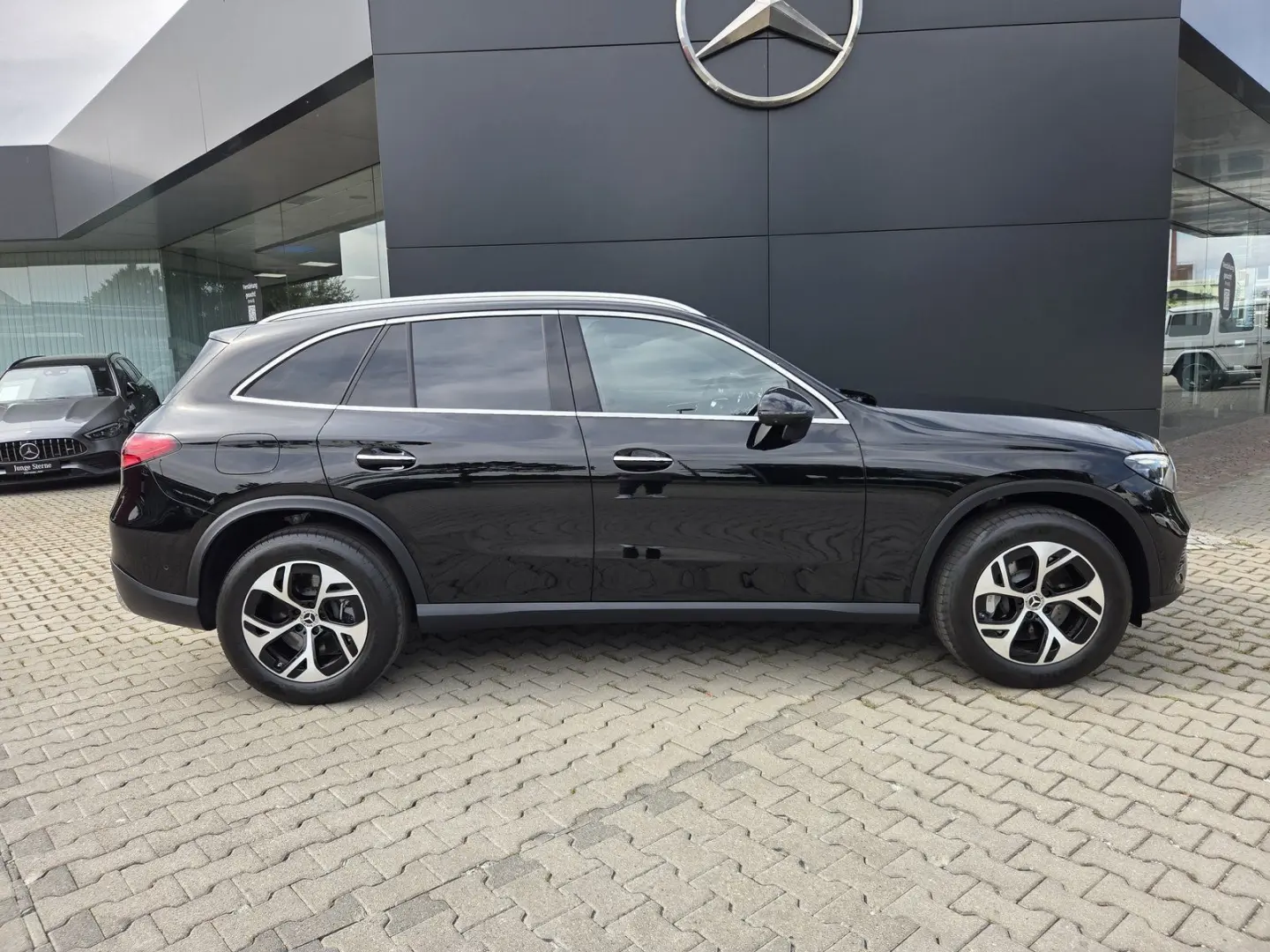 GLC 300 e AVANTGARDE-PREMIUM AHK PANO DISTRONIC