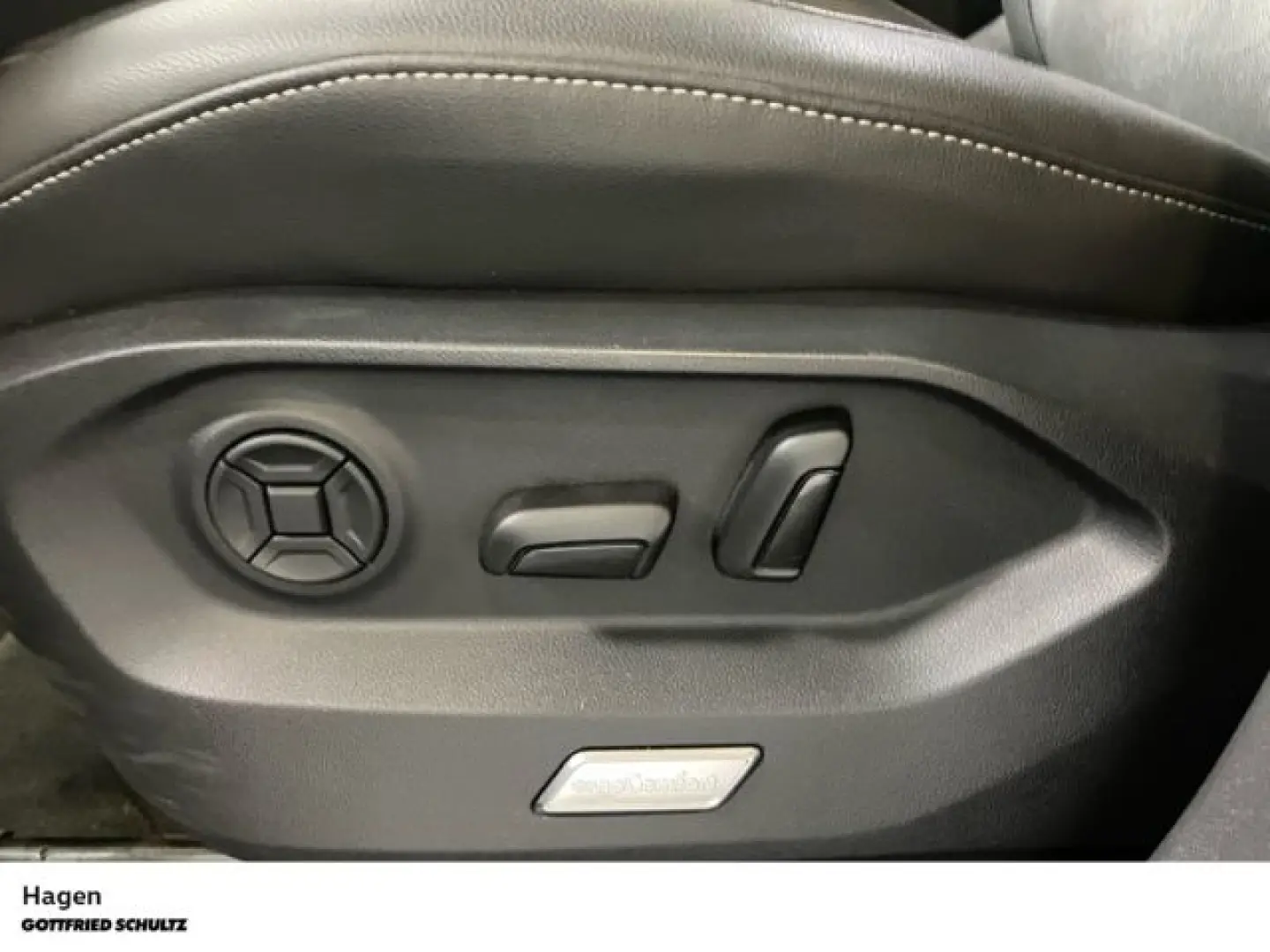 Touareg 3.0 TDI 4M tiptr. LED NAV AHK LEDER KAME