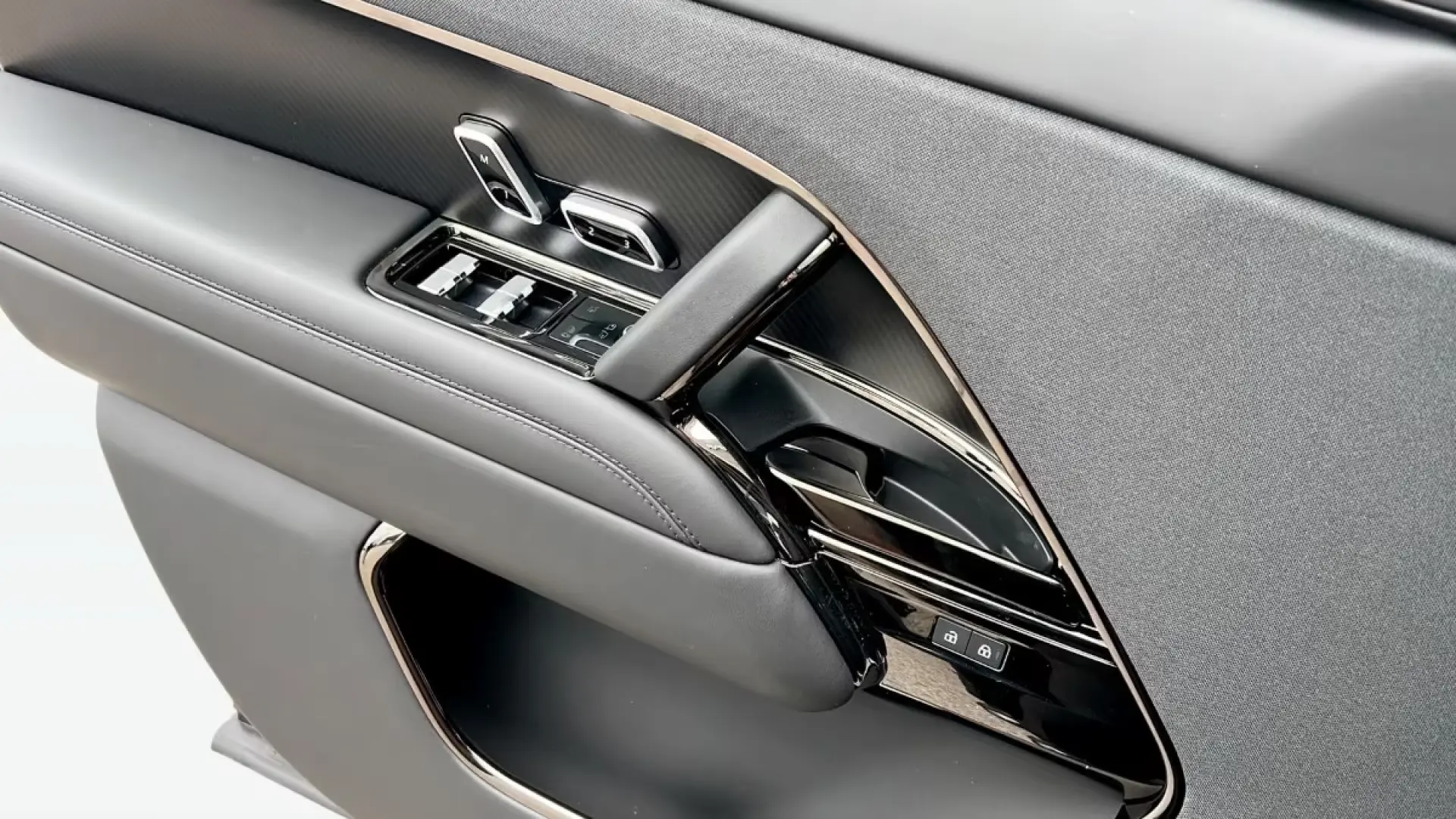 Land Rover Range Rover Sport SV EditionDouă