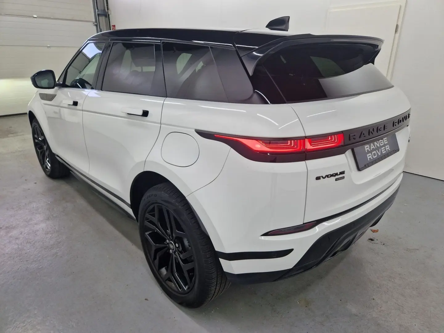 Range Rover Evoque P300e R-Dynamic SE Winter