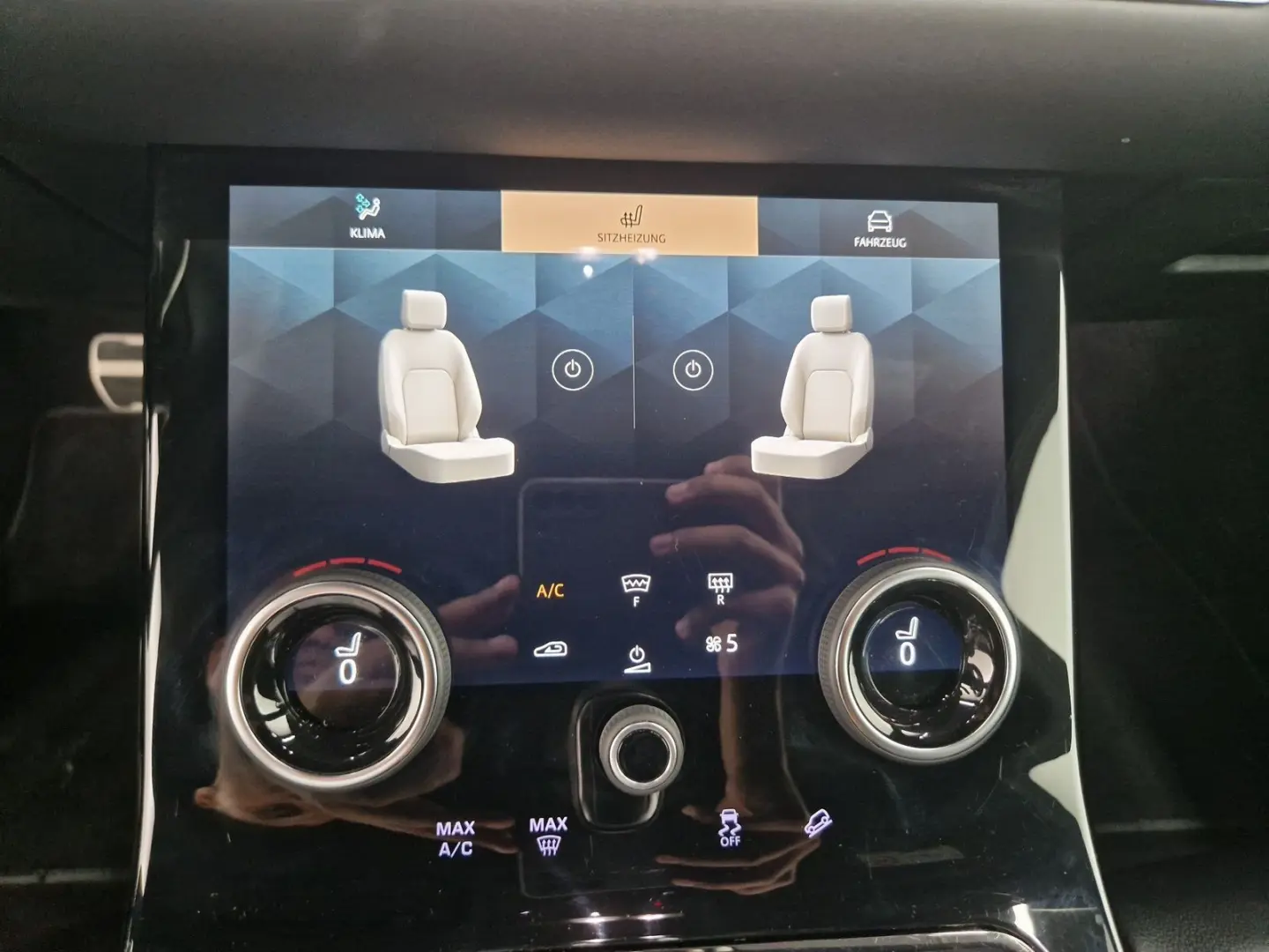 Range Rover Evoque P300e R-Dynamic SE Winter