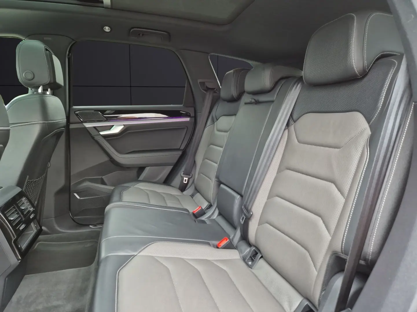 Touareg TDI R-Line 4M Matrix Luft Navi Pano Lede