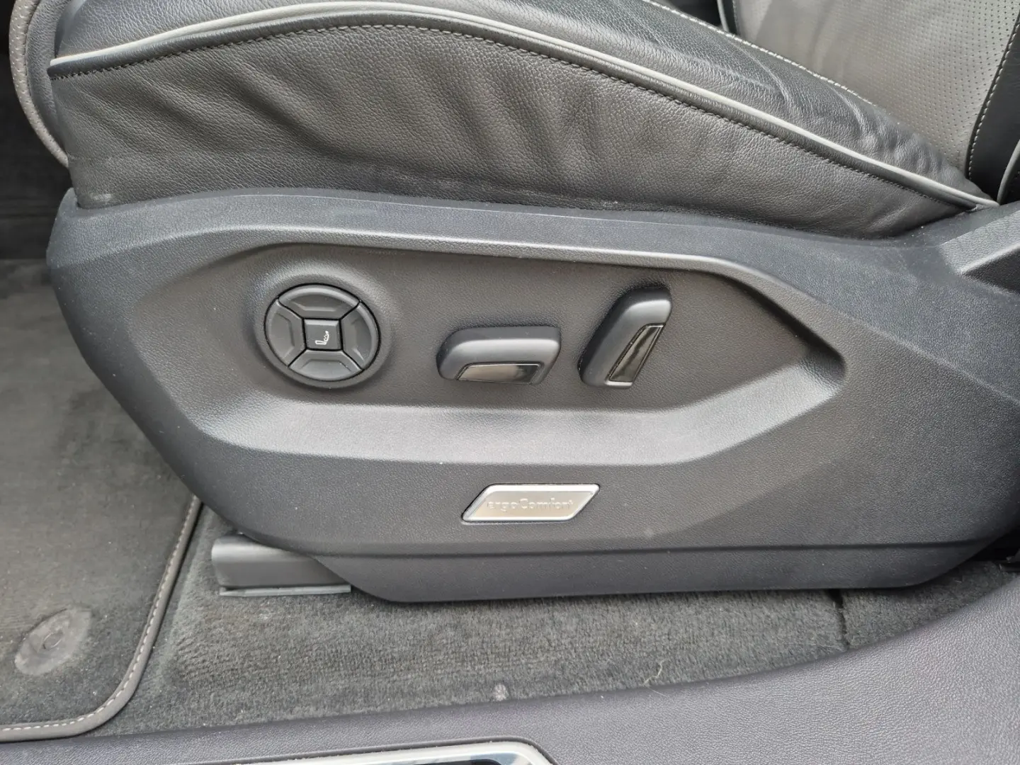 Touareg TDI R-Line 4M Matrix Luft Navi Pano Lede