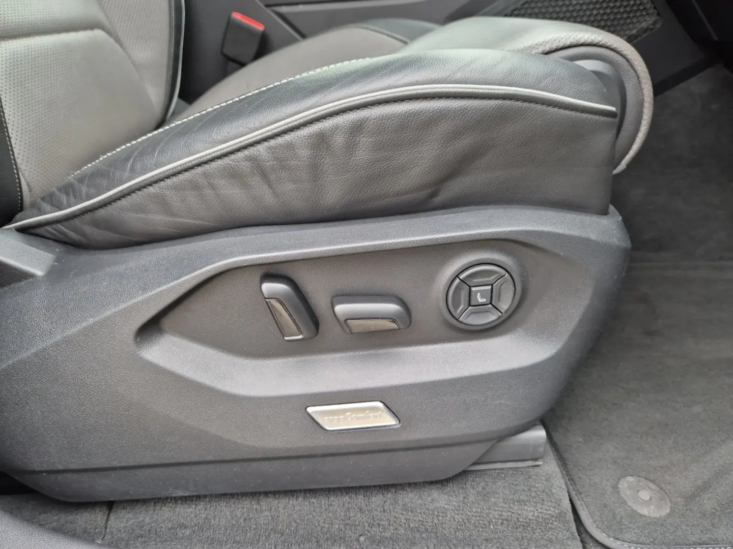 Touareg TDI R-Line 4M Matrix Luft Navi Pano Lede