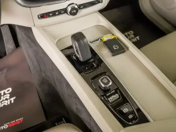 VOLVO XC60 T6 PLUG-IN HYBRID AWD INSCRIPTION