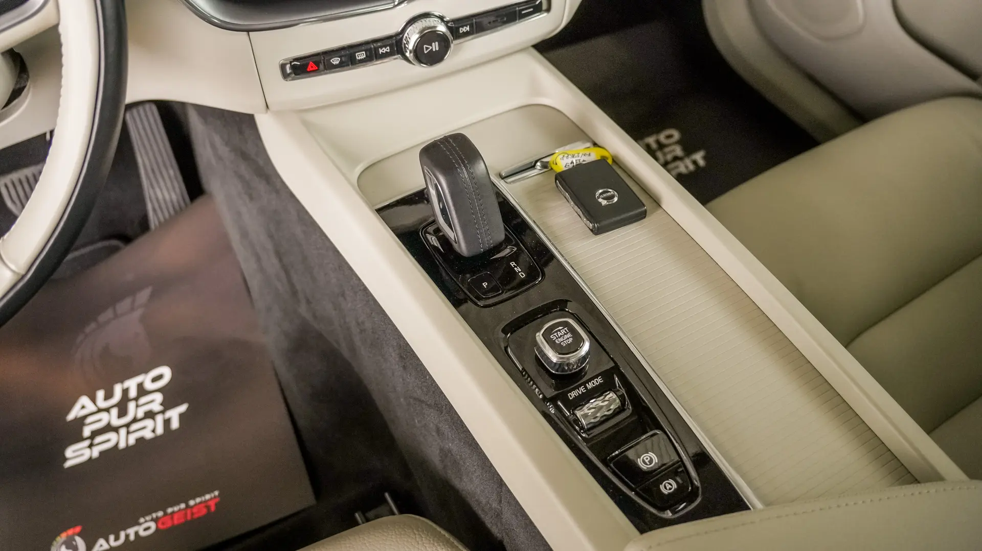 VOLVO XC60 T6 PLUG-IN HYBRID AWD INSCRIPTION