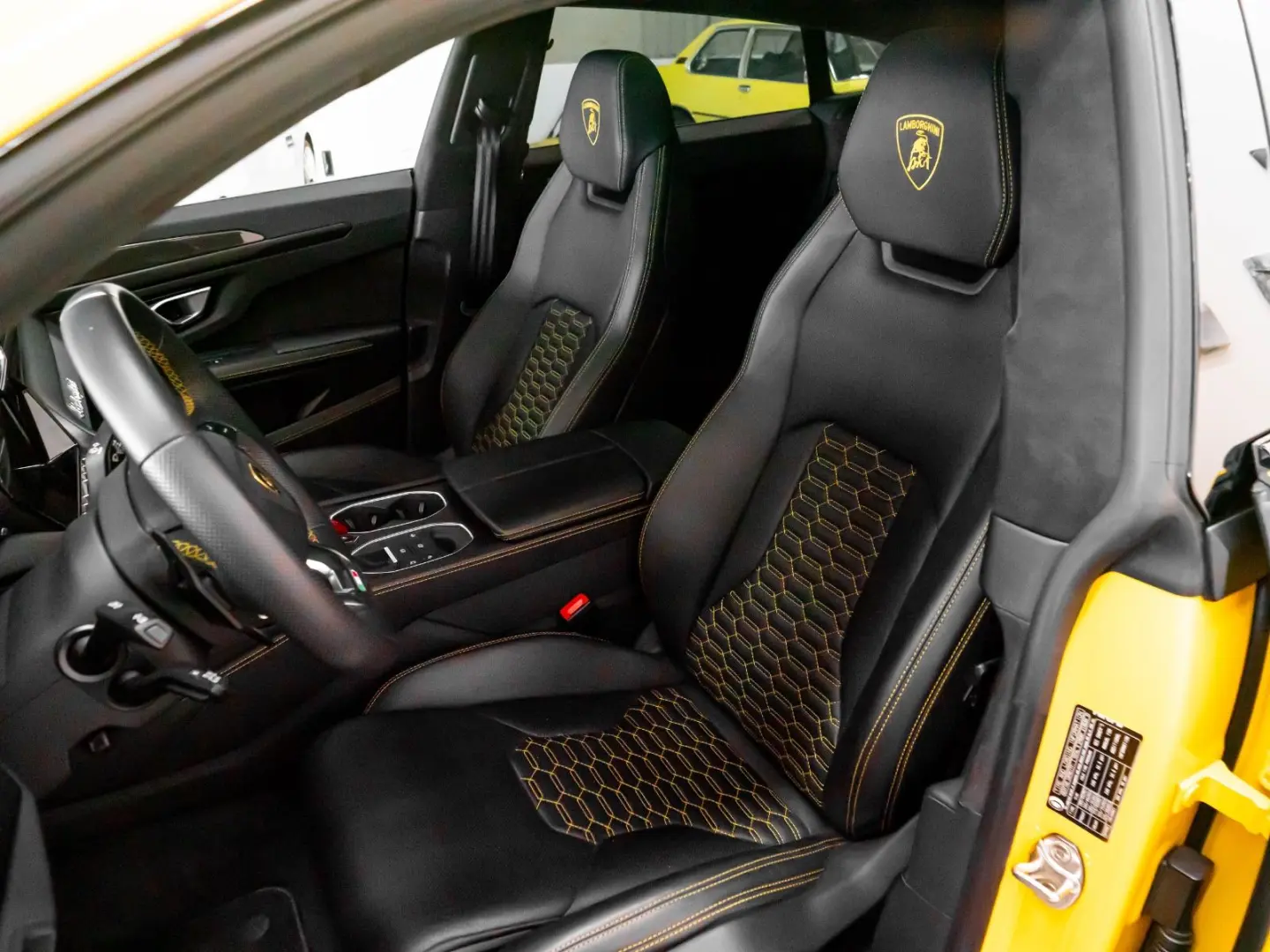 Lamborghini Urus 4.0 V8 Autom. - NOVITEC PANO CARBON 23