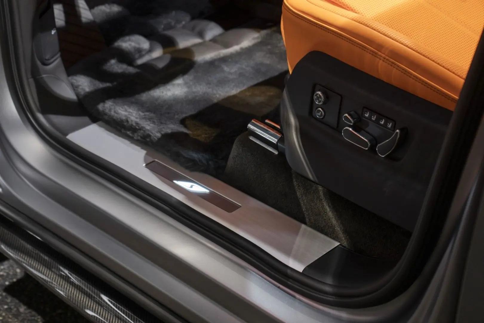 Bentley BENTAYGA S   MULLINER DUO-TONE   NAIM-SOUND