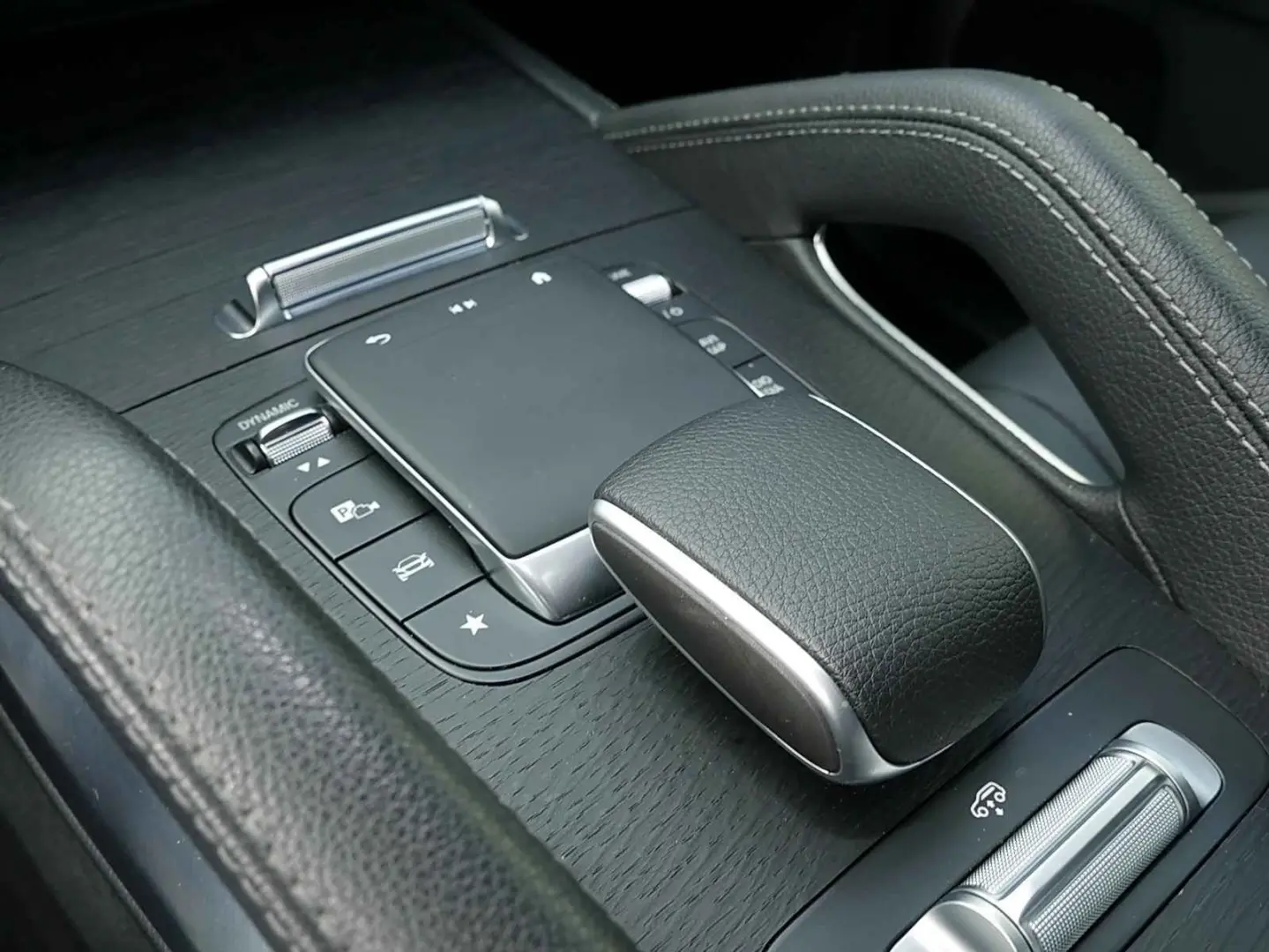 GLE 300 d 4M AMG DISTR. STANDH. AHK PANO NIGHT