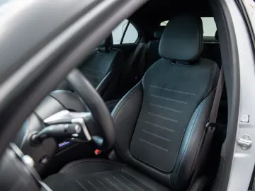 Mercedes-Benz C 300 e Plug-in Hybrid 9G-Tronic