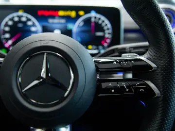 Mercedes-Benz C 300 e Plug-in Hybrid 9G-Tronic