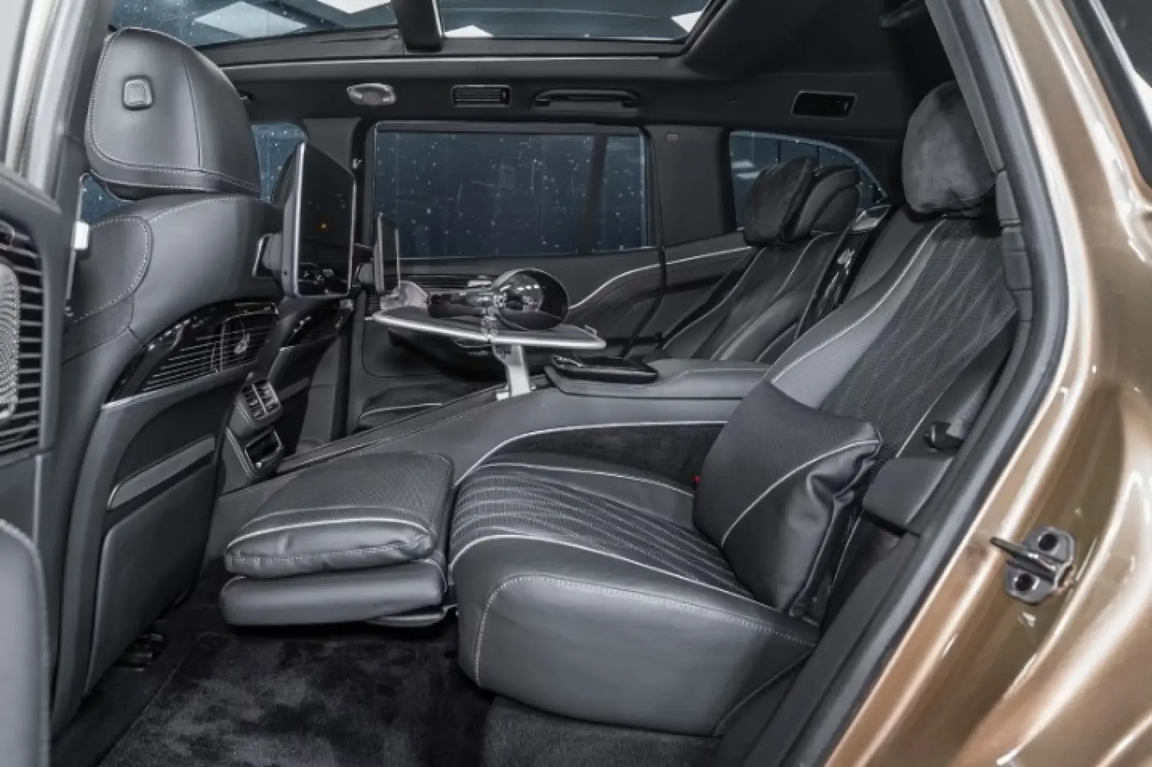 Mercedes GLS 600 Maybach Two-tone First Class FACELIFT