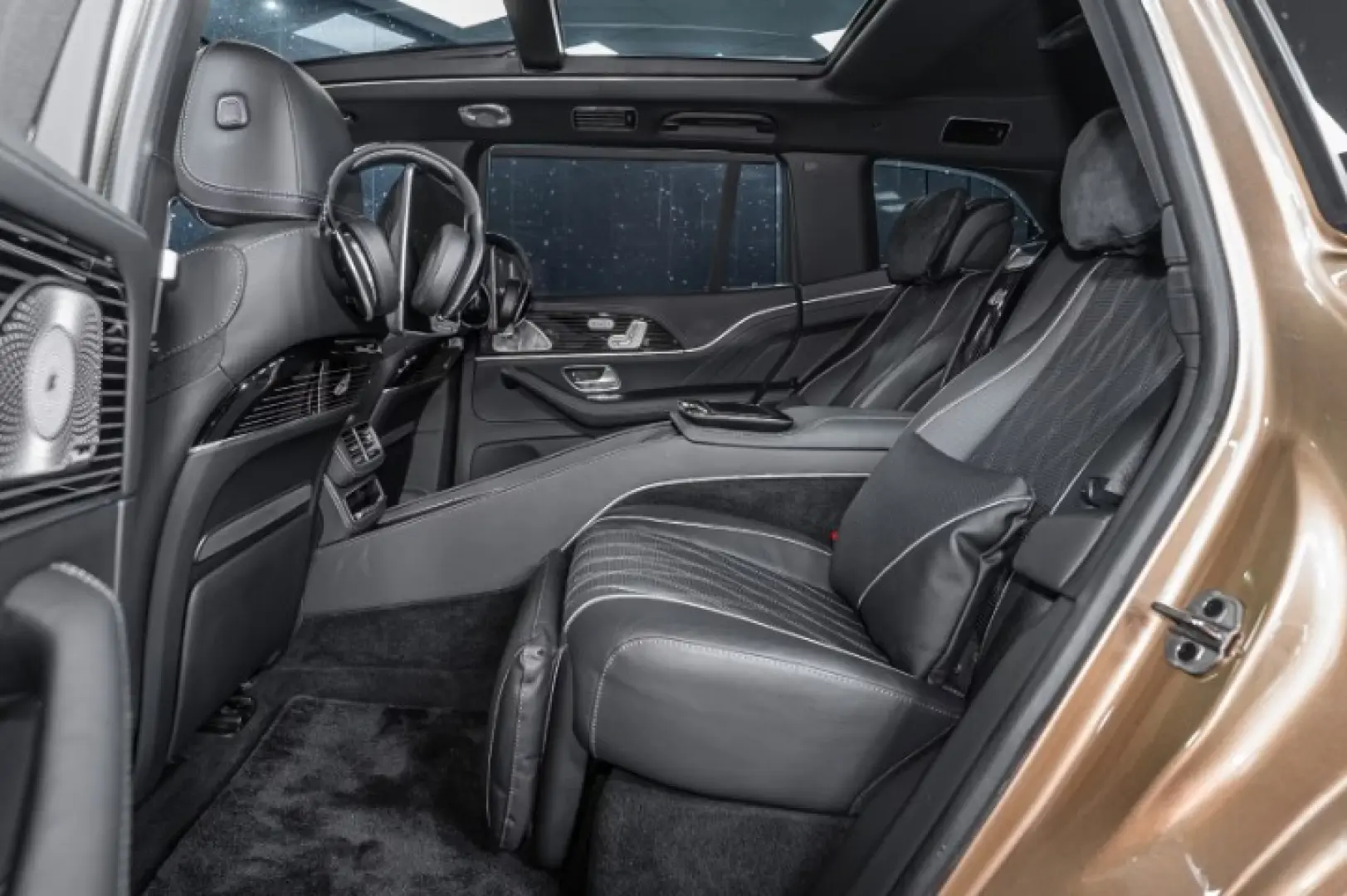 Mercedes GLS 600 Maybach Two-tone First Class FACELIFT