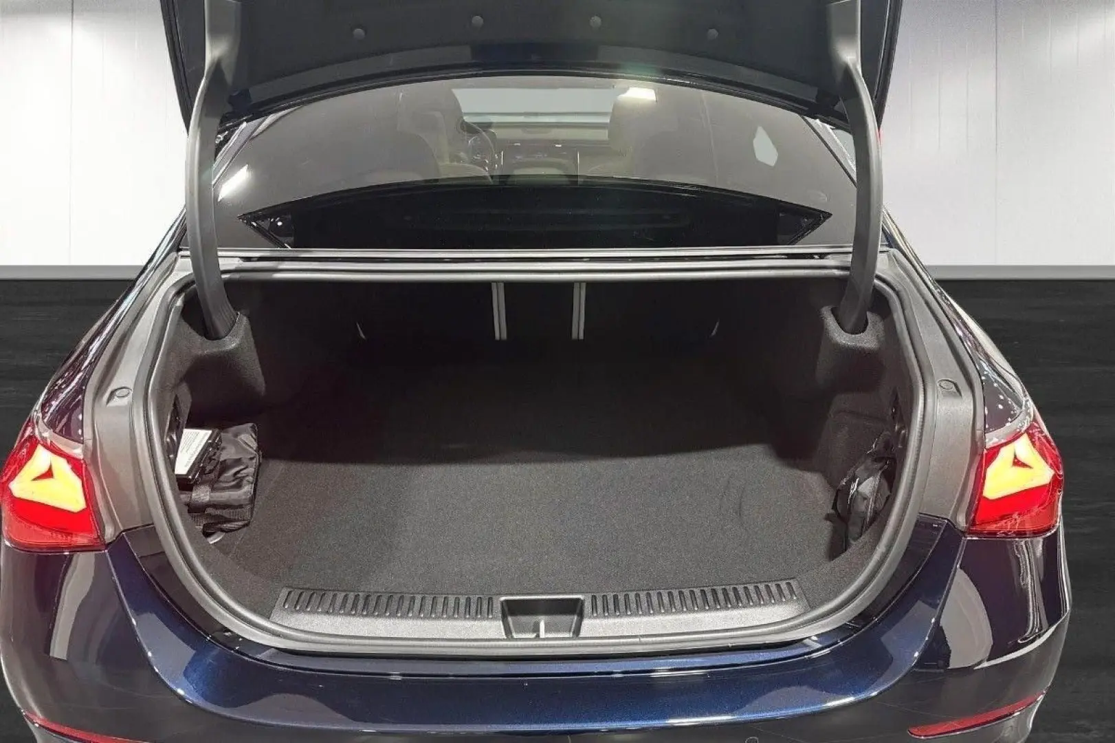 E 300 E 300e 4Matic AMG 313hp PANO Burmester VAT