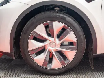 TESLA MODEL Y LONG RANGE