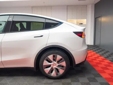 TESLA MODEL Y LONG RANGE