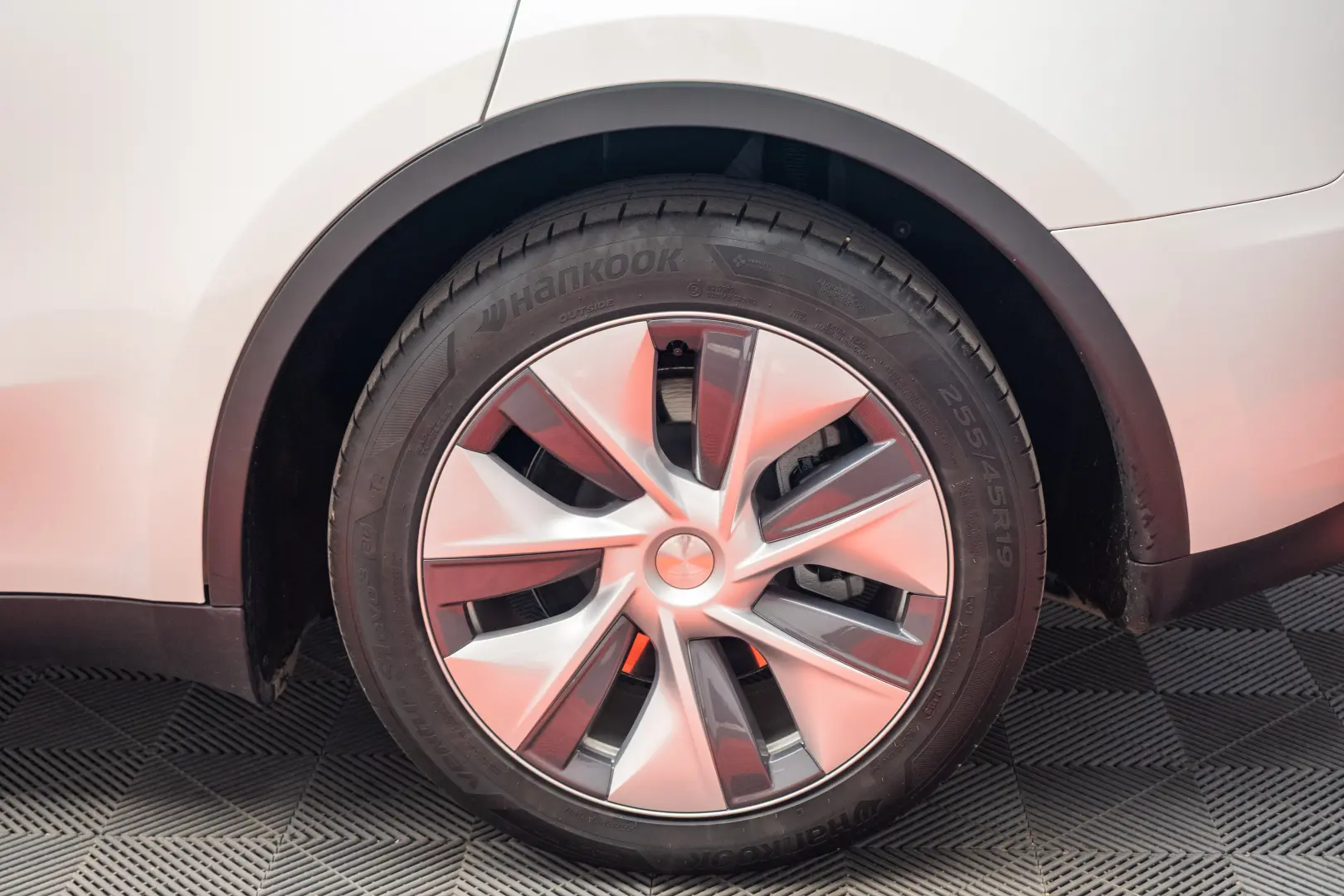 TESLA MODEL Y LONG RANGE