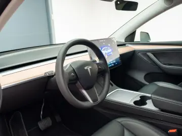 TESLA MODEL Y LONG RANGE