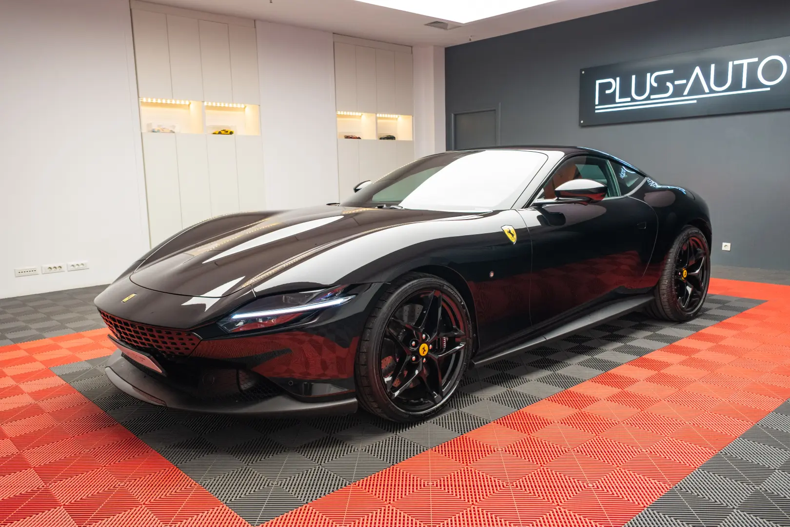 FERRARI ROMA DISPONIBIL IMEDIAT 10.000 KM