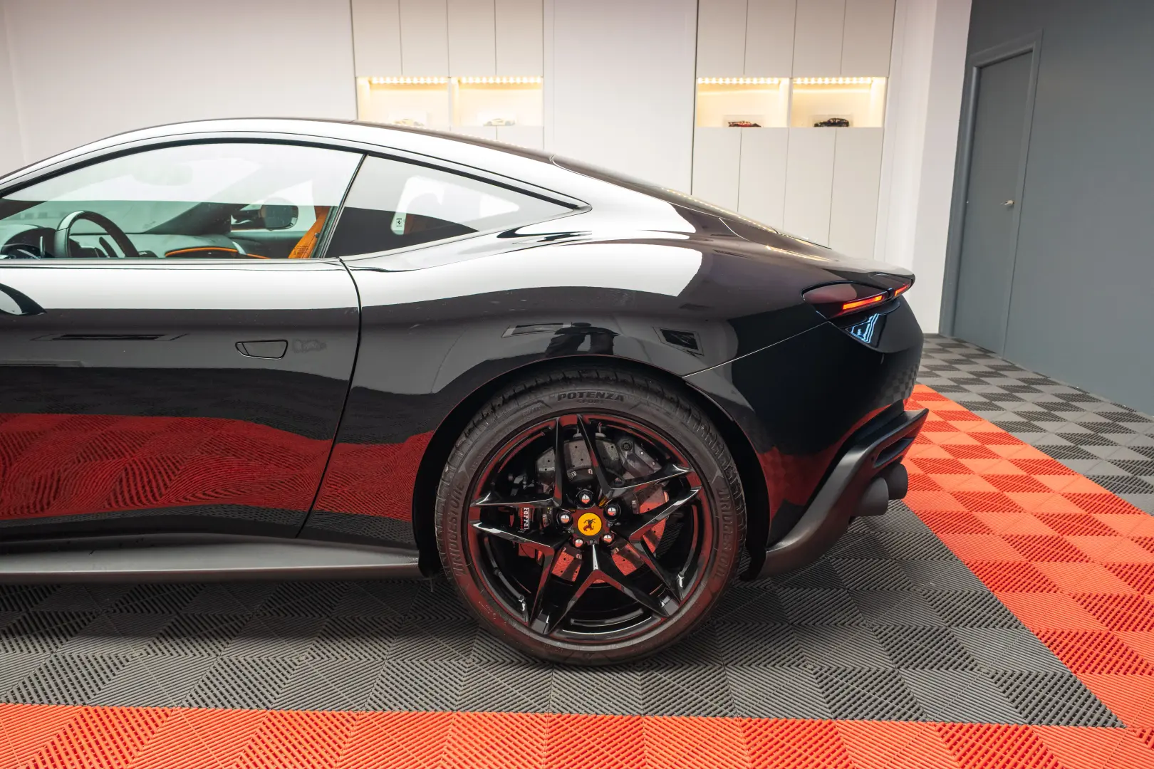 FERRARI ROMA DISPONIBIL IMEDIAT 10.000 KM