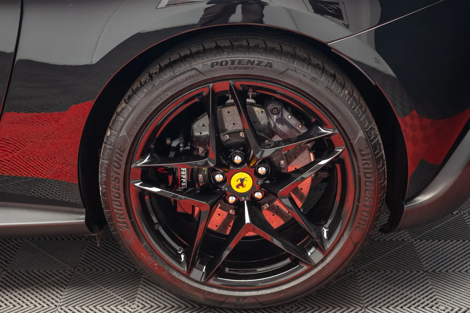 FERRARI ROMA DISPONIBIL IMEDIAT 10.000 KM