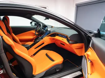 FERRARI ROMA DISPONIBIL IMEDIAT 10.000 KM