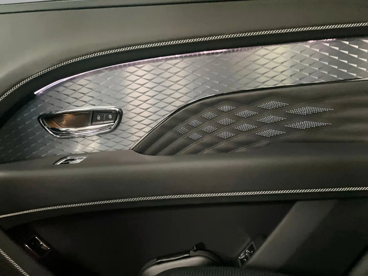 Bentayga EWB 4.0 Mulliner  - Naim Pano