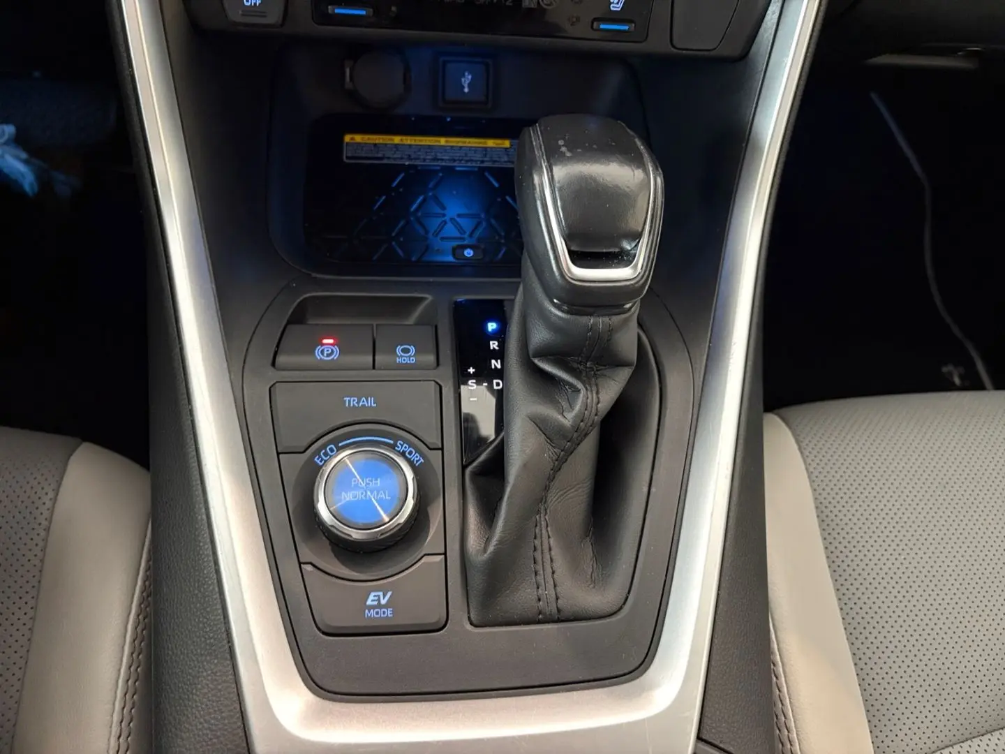 RAV 4 2.5 Hybrid Lounge 4x4  360 Navi LED JBL Ga