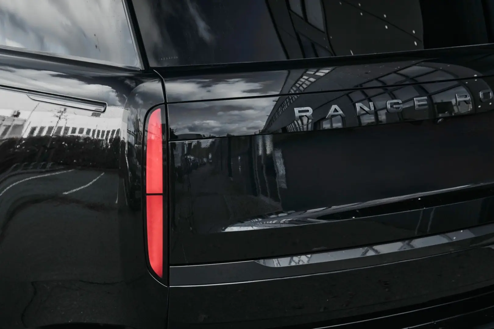 Range Rover P550e Autobiography SWB