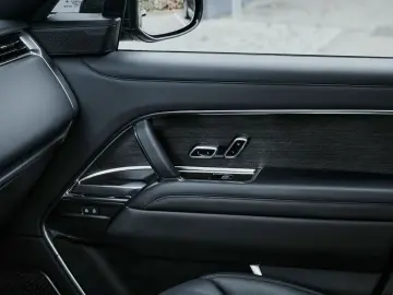 Range Rover P550e Autobiography SWB