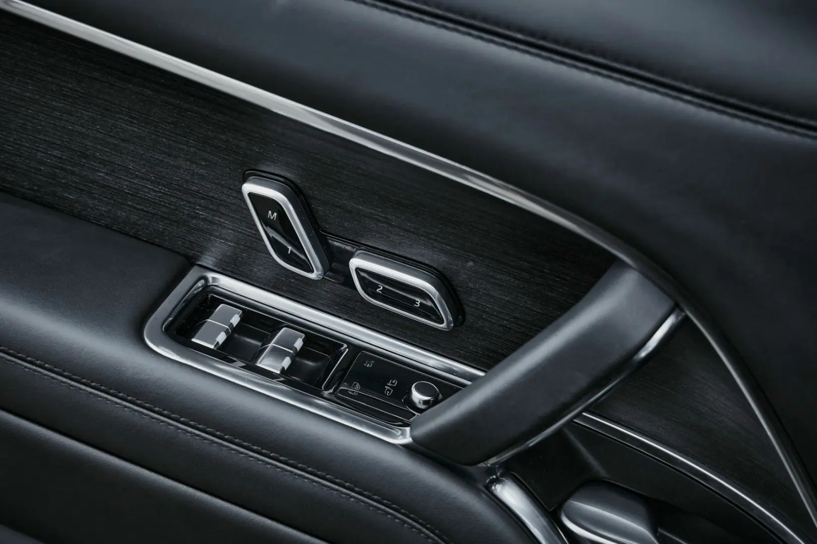 Range Rover P550e Autobiography SWB