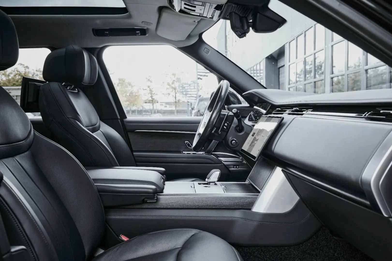 Range Rover P550e Autobiography SWB