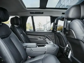 Range Rover P550e Autobiography SWB