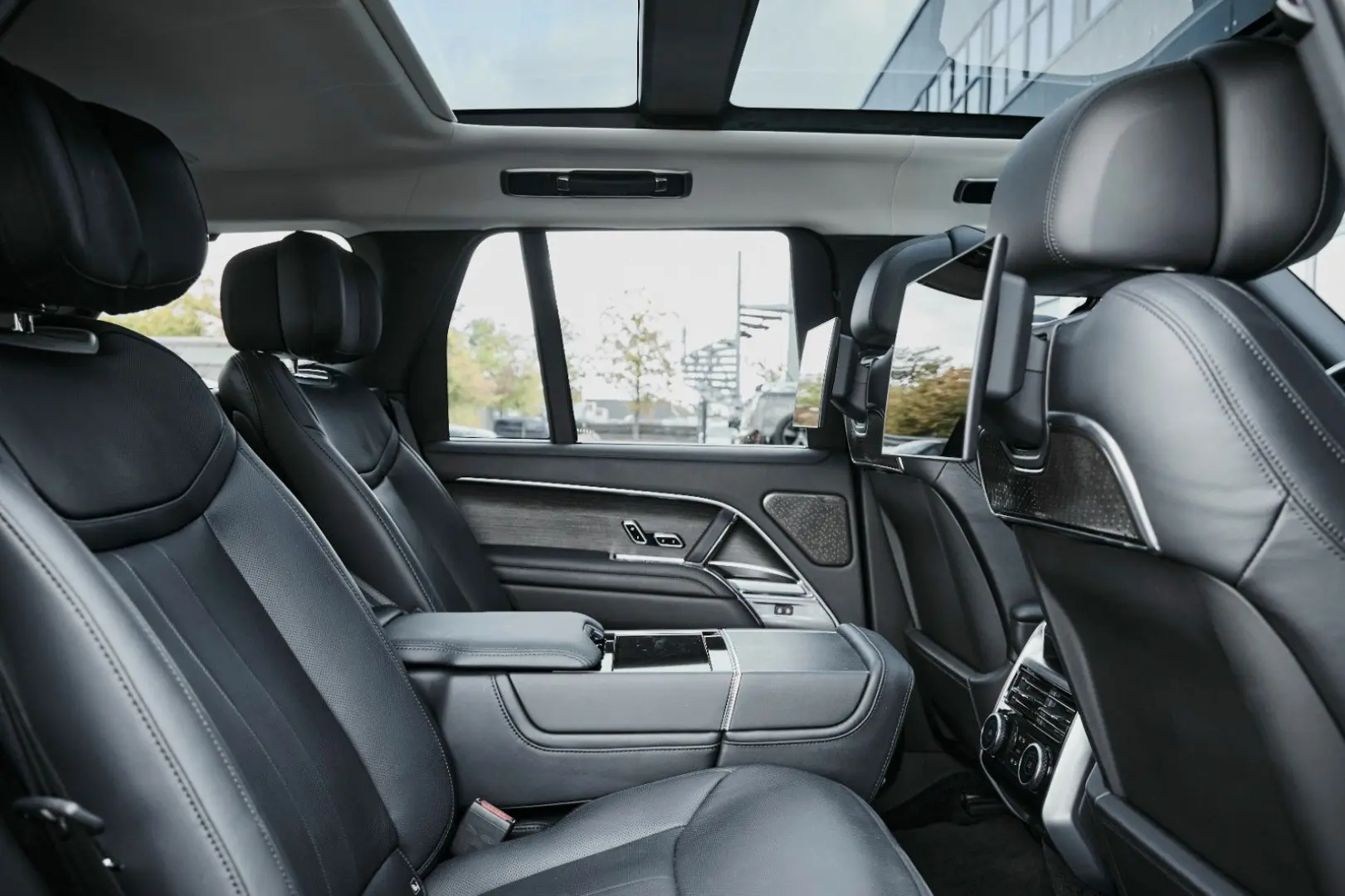 Range Rover P550e Autobiography SWB