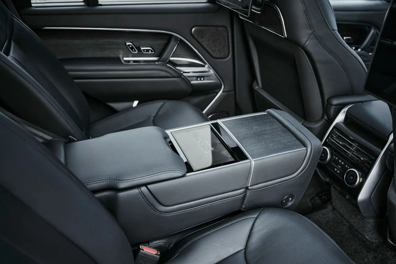 Range Rover P550e Autobiography SWB