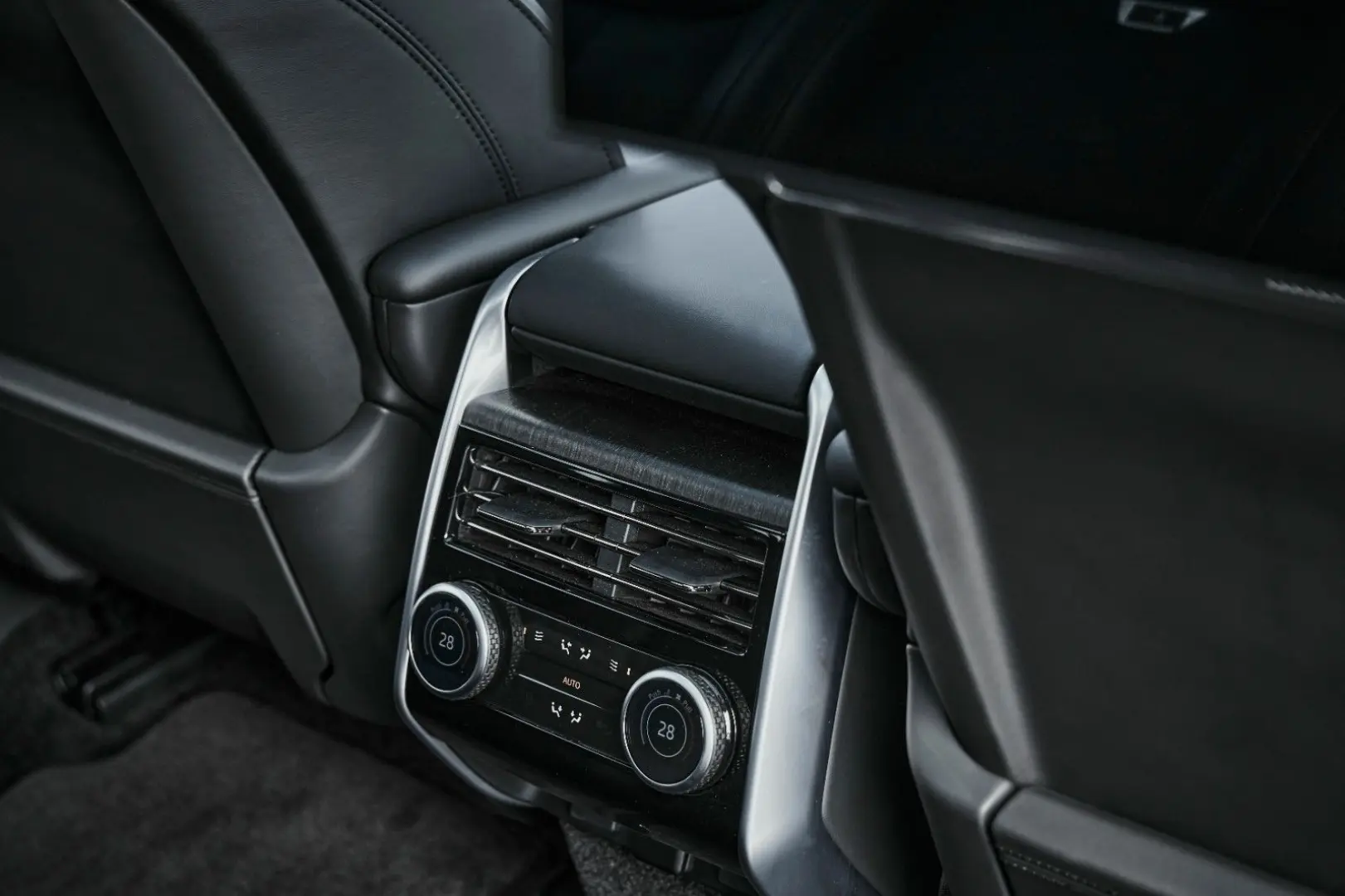 Range Rover P550e Autobiography SWB