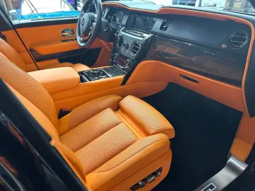 Cullinan Black Badge MY24  Mandarin  4 seat spec