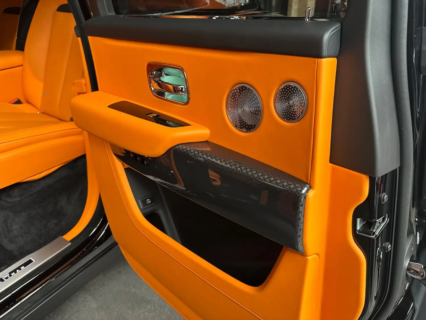 Cullinan Black Badge MY24  Mandarin  4 seat spec