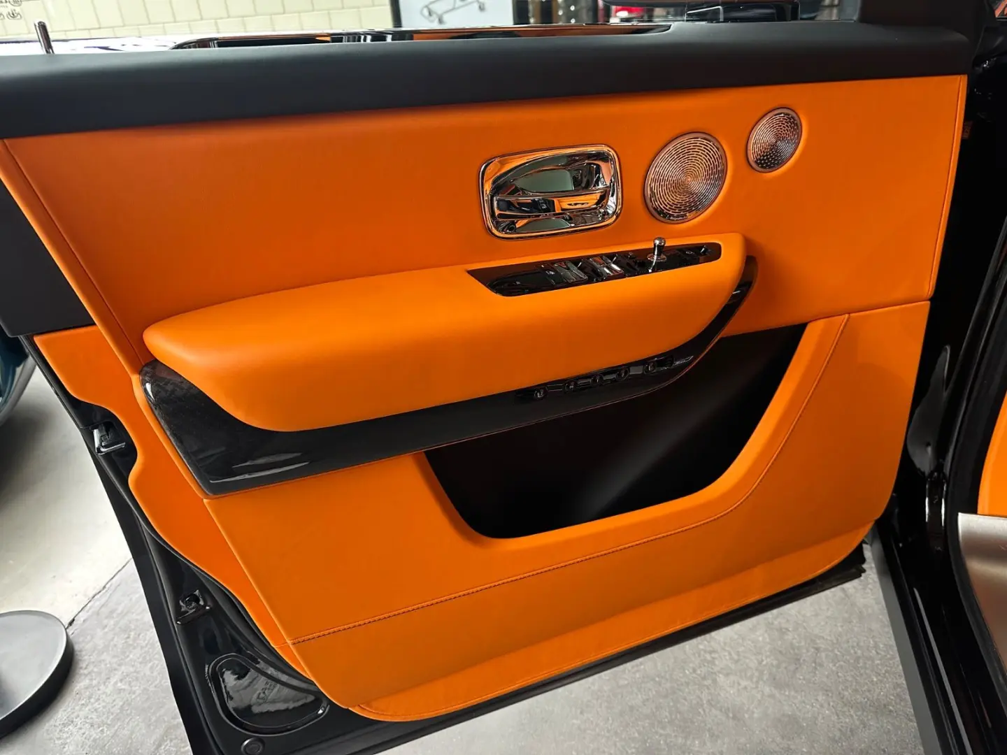 Cullinan Black Badge MY24  Mandarin  4 seat spec