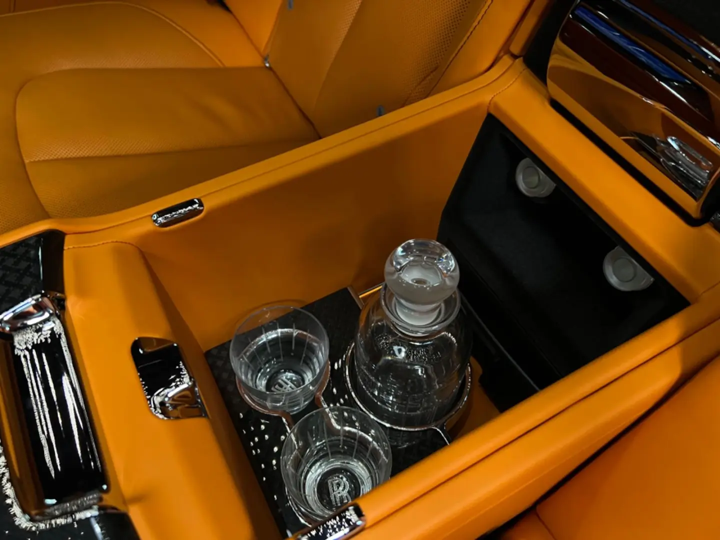 Cullinan Black Badge MY24  Mandarin  4 seat spec