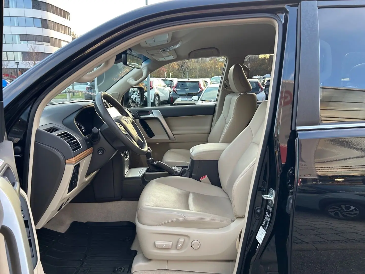 Land Cruiser 2.8 D-4D EXECUTIVE GELÄNDE beige