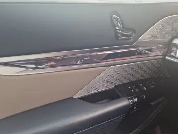 740 d xDrive M Sport B&W