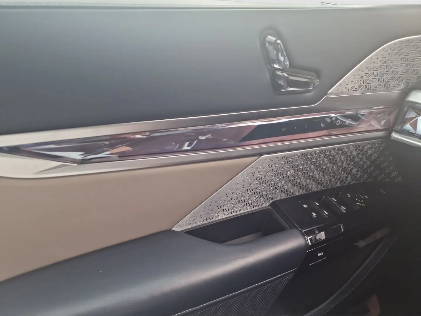 740 d xDrive M Sport B&W